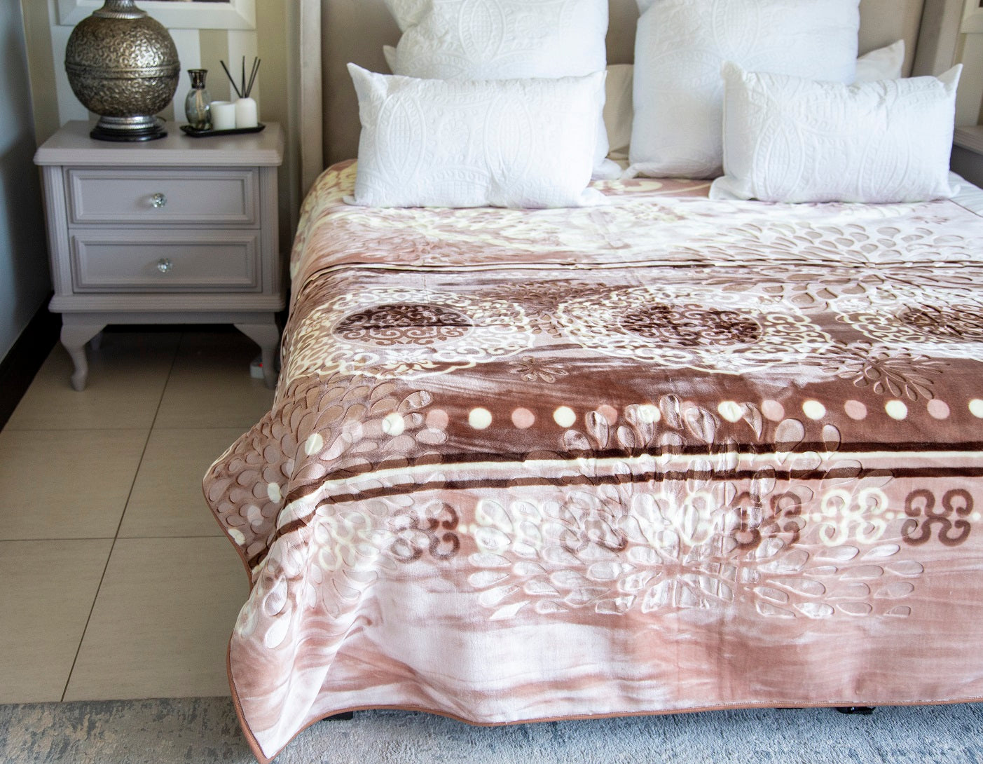 Cozy faux mink blanket in queen-size, 200x240 cm, for year-round comfort.