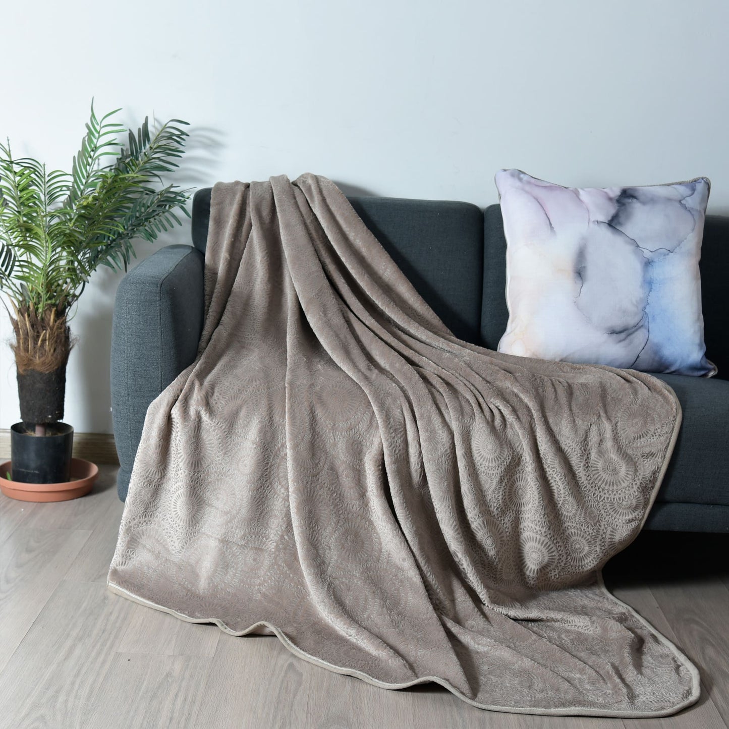Plush Luxury Throw Blanket 180x200cm size, perfect for lounging and relaxation